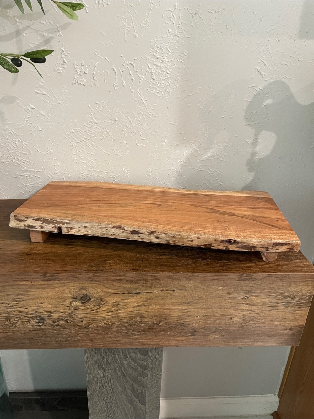 Live Edge Wooden Serving Board - Natural Brown - Picture 2 of 8